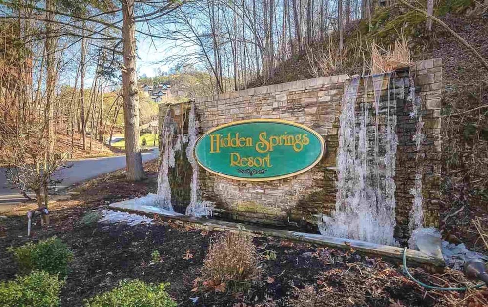 Smoky Mtn Lux Cabin Hot Tub Pool Views