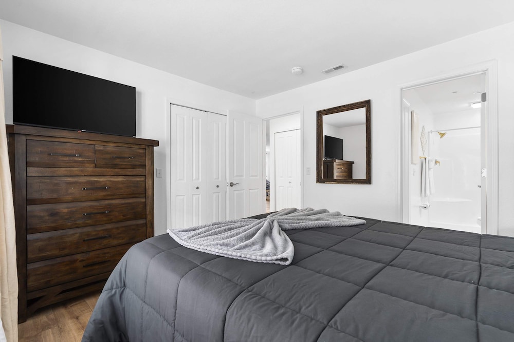 Lake Front Escape For 8!