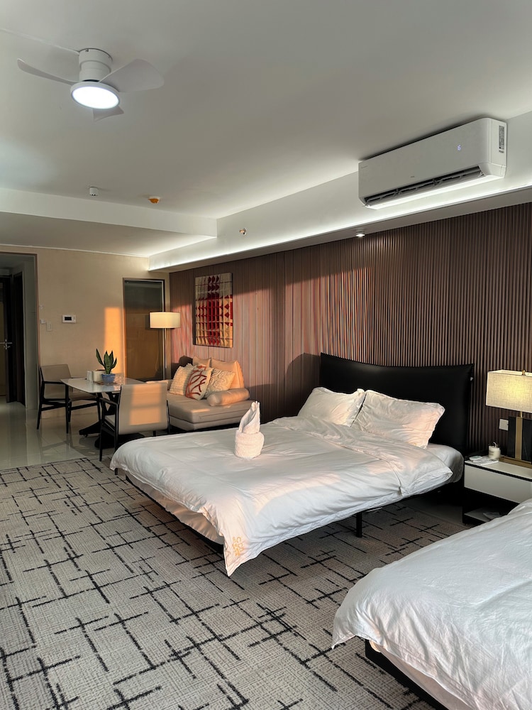 Luxury Penthouse & High-Floor Hotel near City of Dreams, Airport, Okada, and Solaire Casino