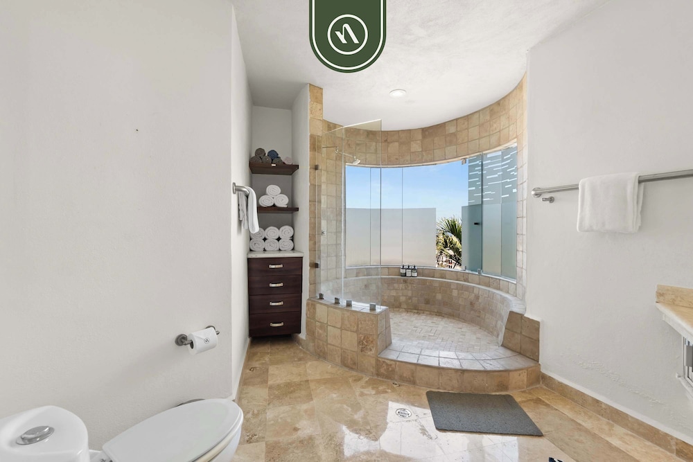 Stunning 2 BR Condo - Oceanview Terrace - Downtown