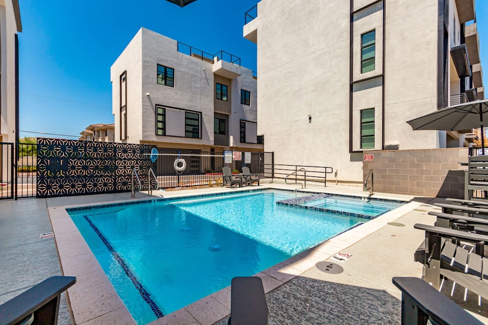 Papago Lux Townhouse 4level Oasis w Rooftop Lounge