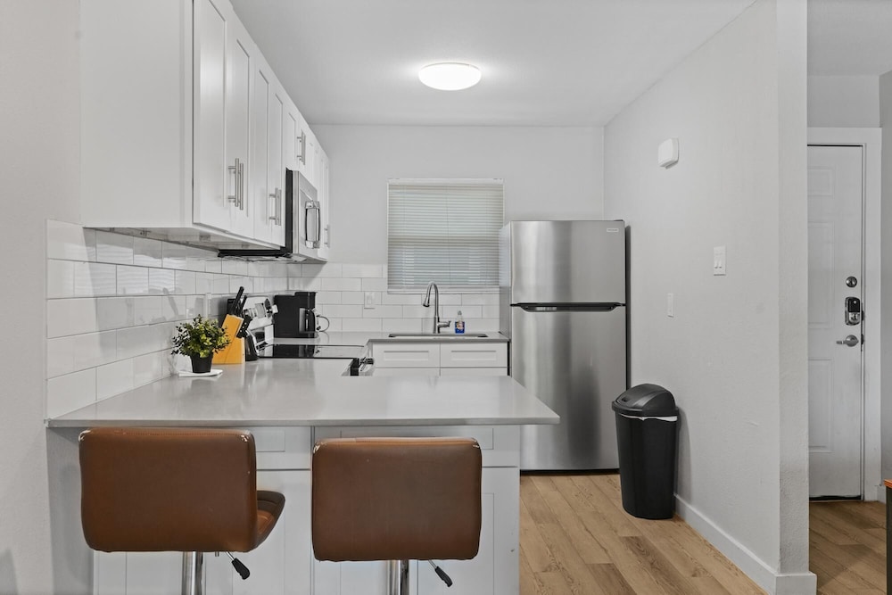 Modern 2BR Near UT Hyde Park Evonify - Property Image 10