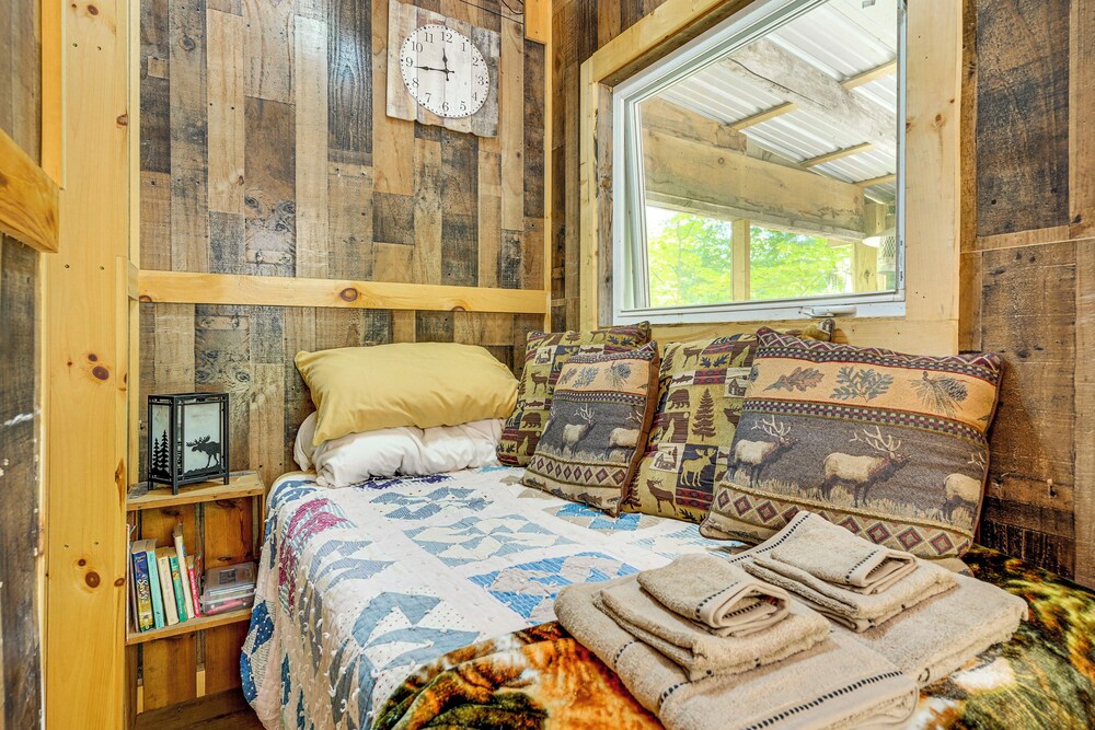 Solar-powered Brandon Studio Cabin: Hiking Access