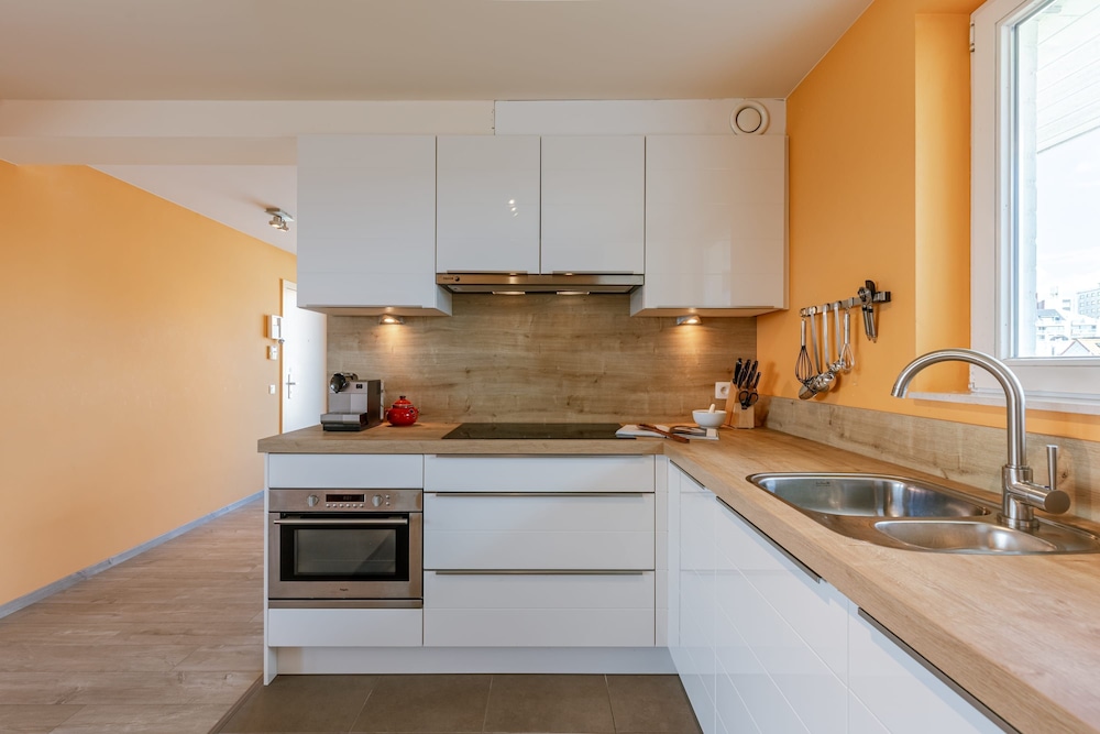 Huswell - Apartment With Sunny Terrace and Parking