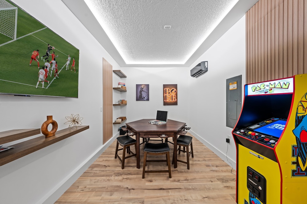 Light Welcoming Fun Resort Home Sleeps 20