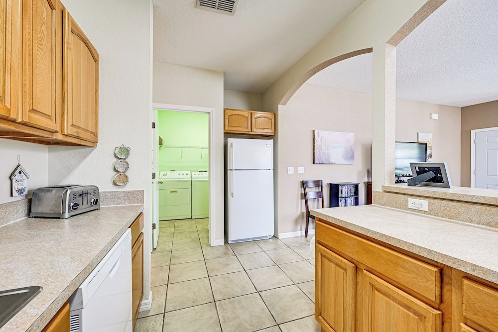 Pet-friendly Gem w/ Yard & Pool Access in Sebring