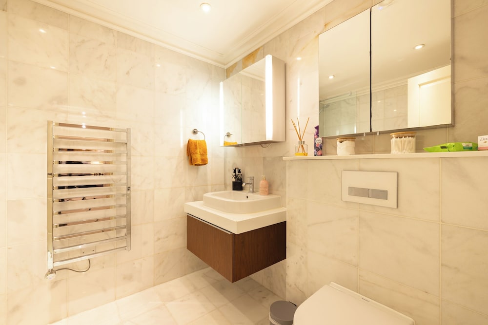Large 4-bed 8-guests W/patio 1841 House Paddington