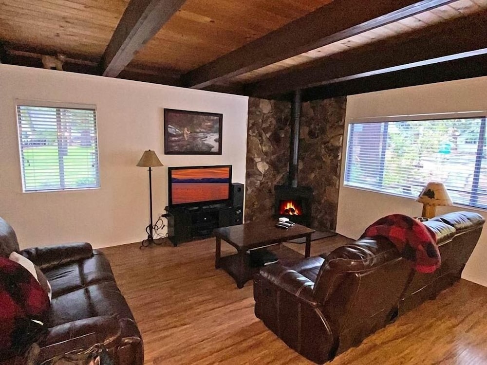 2708 Springwood Drive 2 Bedroom Cabin