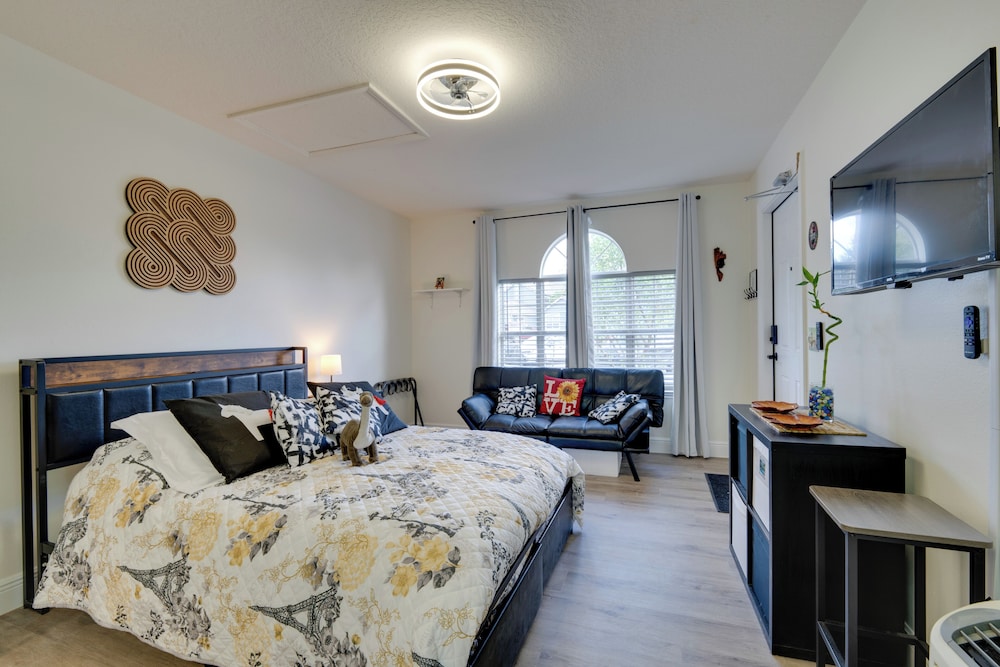 13 Mi to Epcot: Resort Studio w/ Pool Access!
