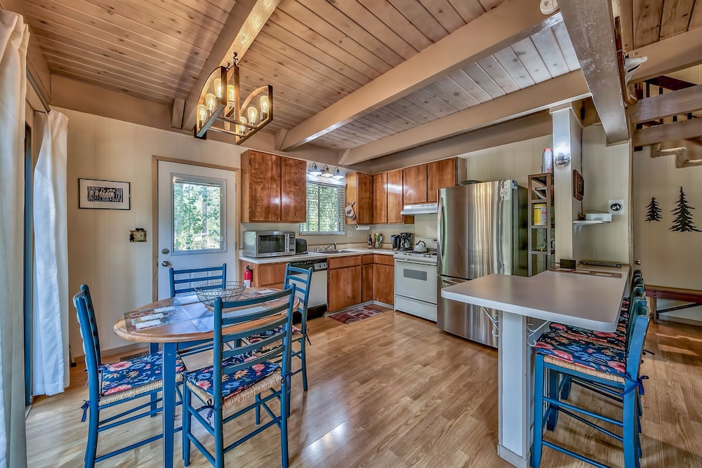 1625a Atroari 3 Bedroom Chalet by RedAwning