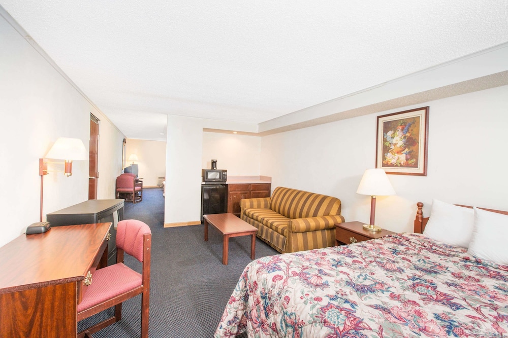 Effingham Vacations - Days Inn by Wyndham Effingham - Property Image 5