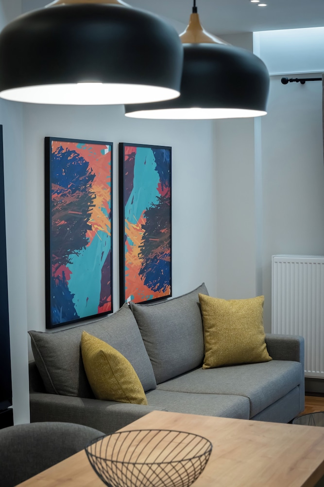 Stylish 2BR flat near hospital & metro