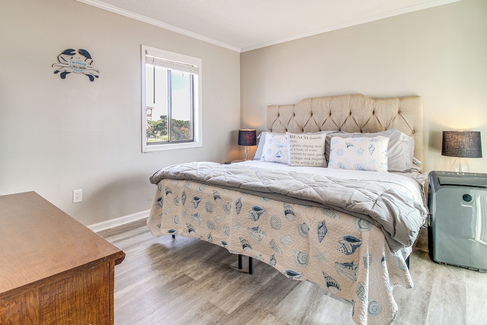 Walk to Ocean: North Topsail Beach Gem w/ Balcony!