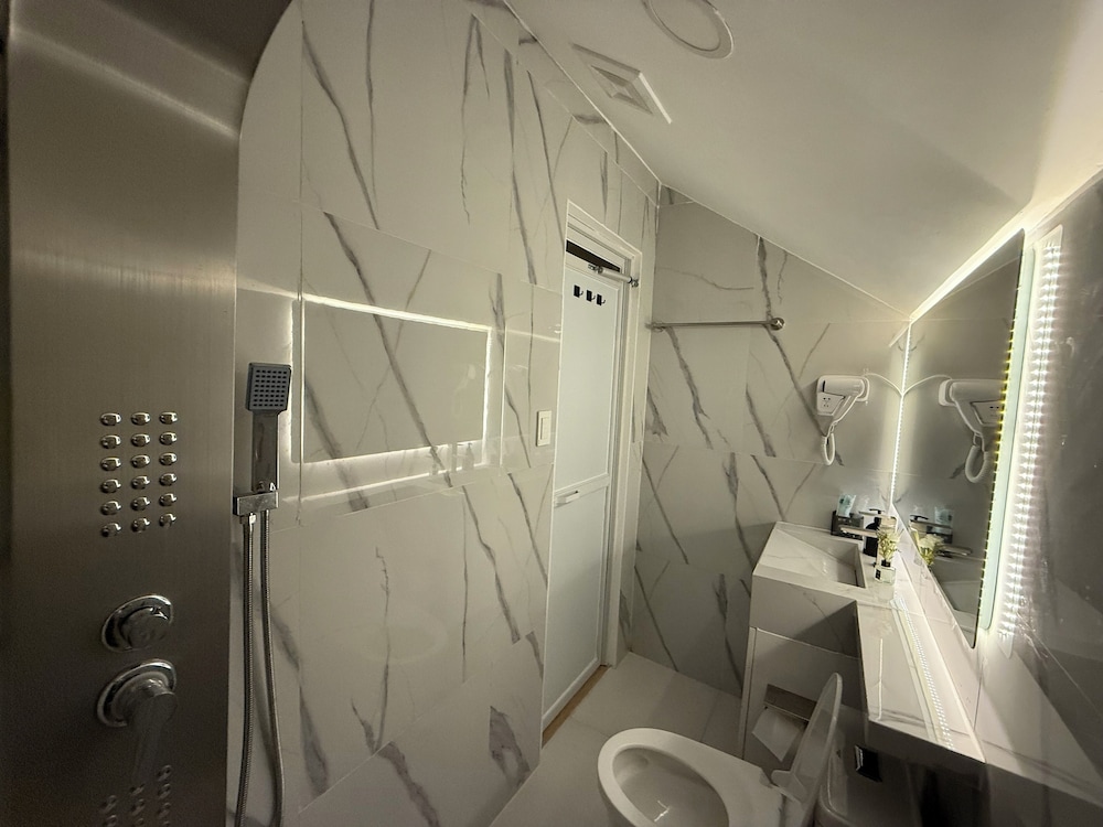 Kandi Suites 2BR with private Jacuzzi