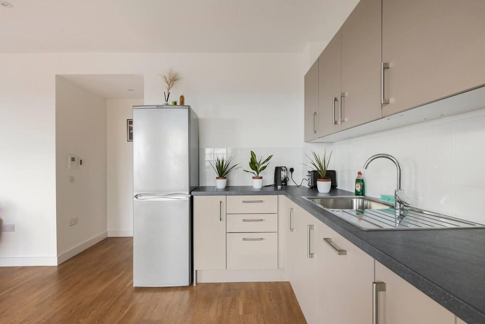 Beautiful 2-bed Apartment in Wembley view 3