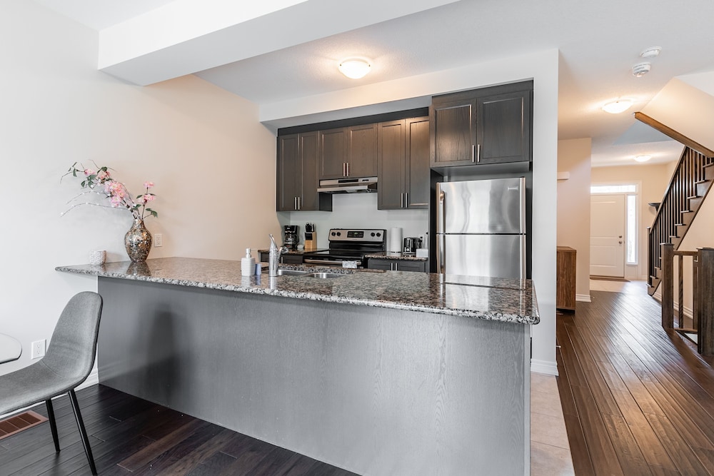 Modern 3BR 2BA Townhome in Lakeshore