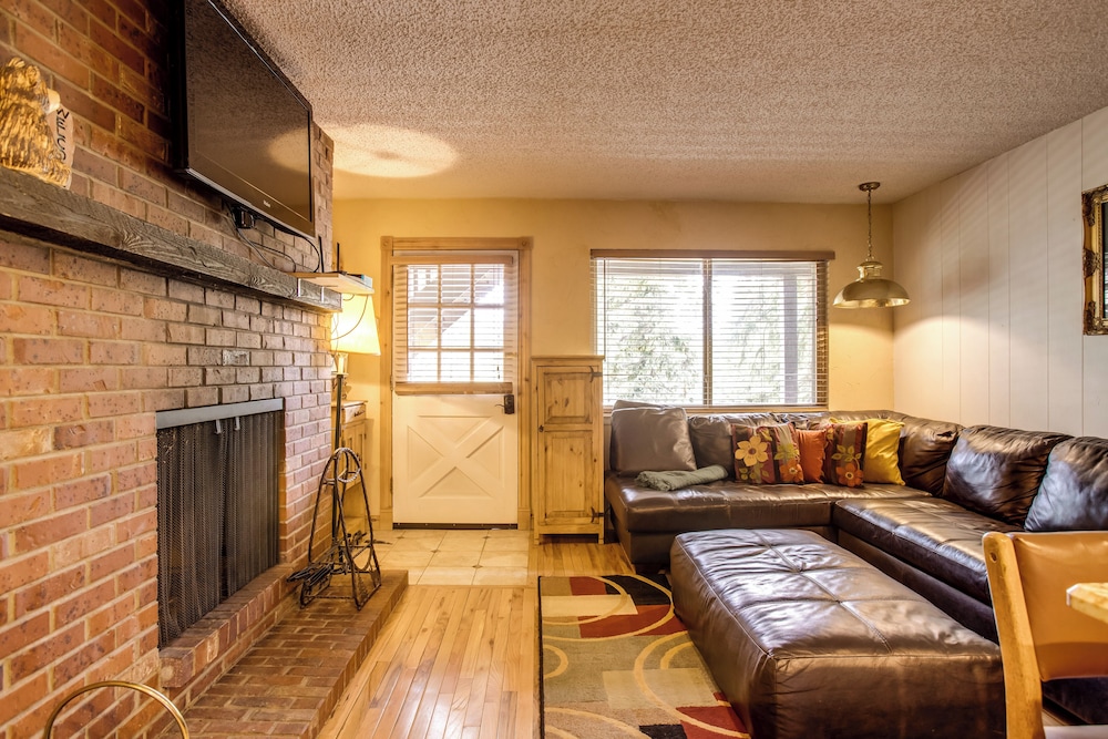 Pool & 3 Hot Tubs: Winter Park Condo on Bus Line