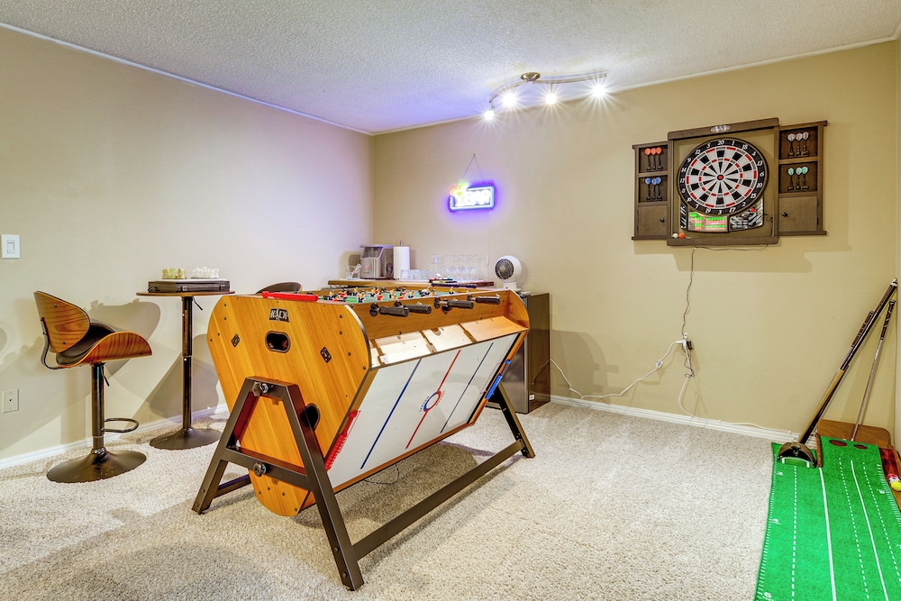Family Retreat w/ Hot Tub & Game Room in Everett!