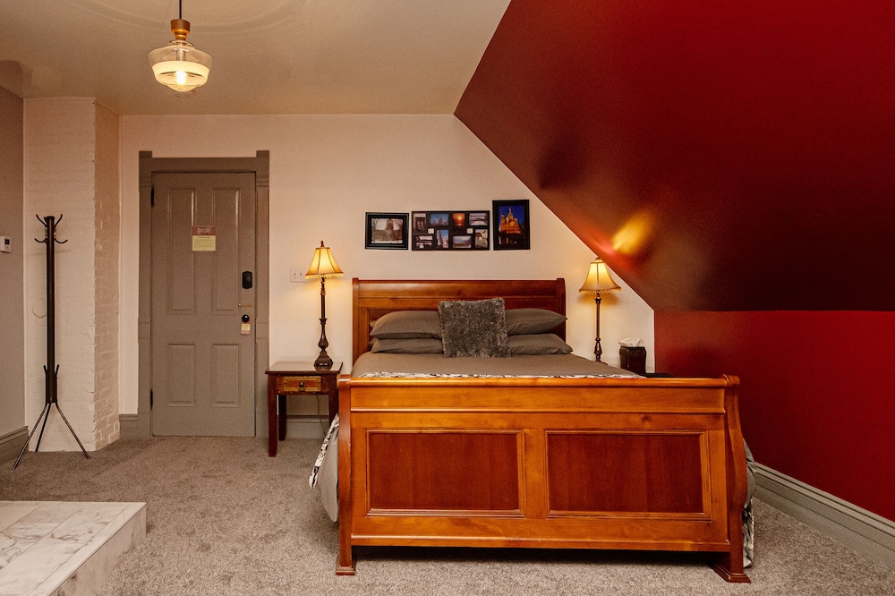 Reynolds Mansion B&B