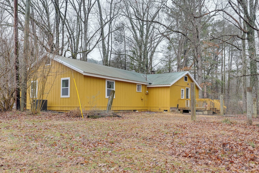 Deck & 2-acre Yard: Quiet Getaway in Crandall!