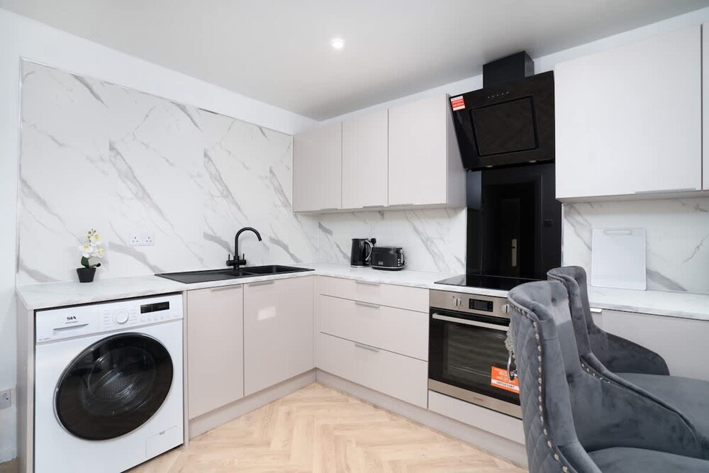 Comfy 3 Bed House - Free Parking