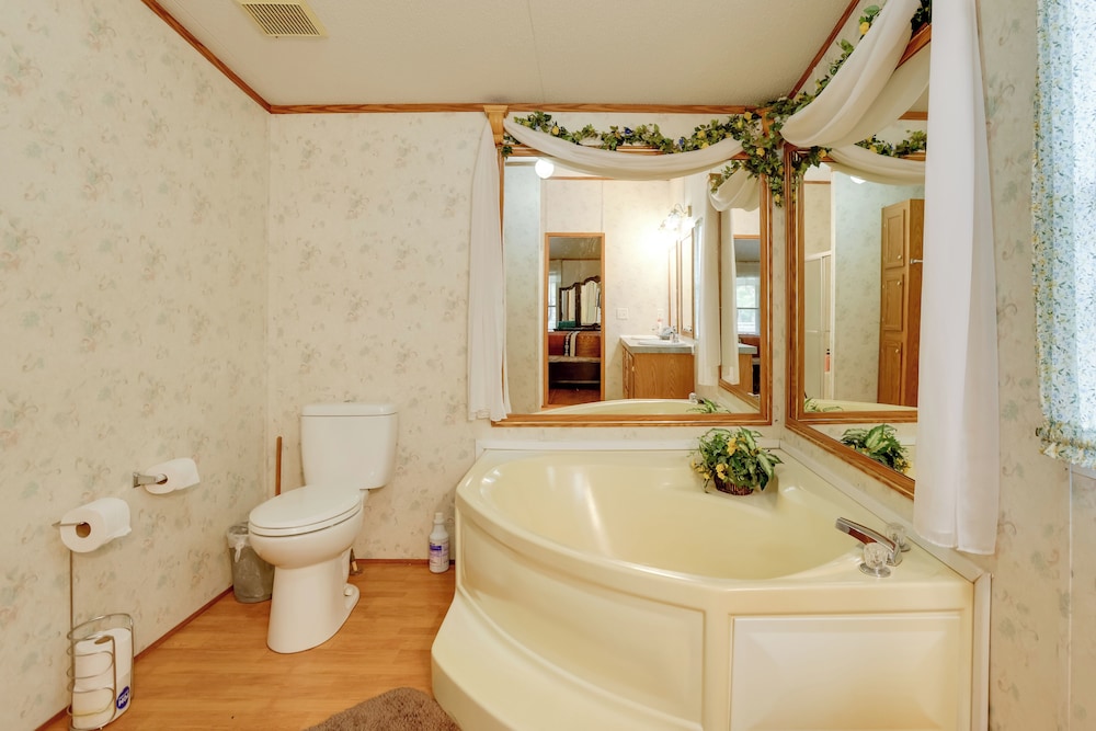 Play Games, Bike & Unwind: Cleveland Family Home!