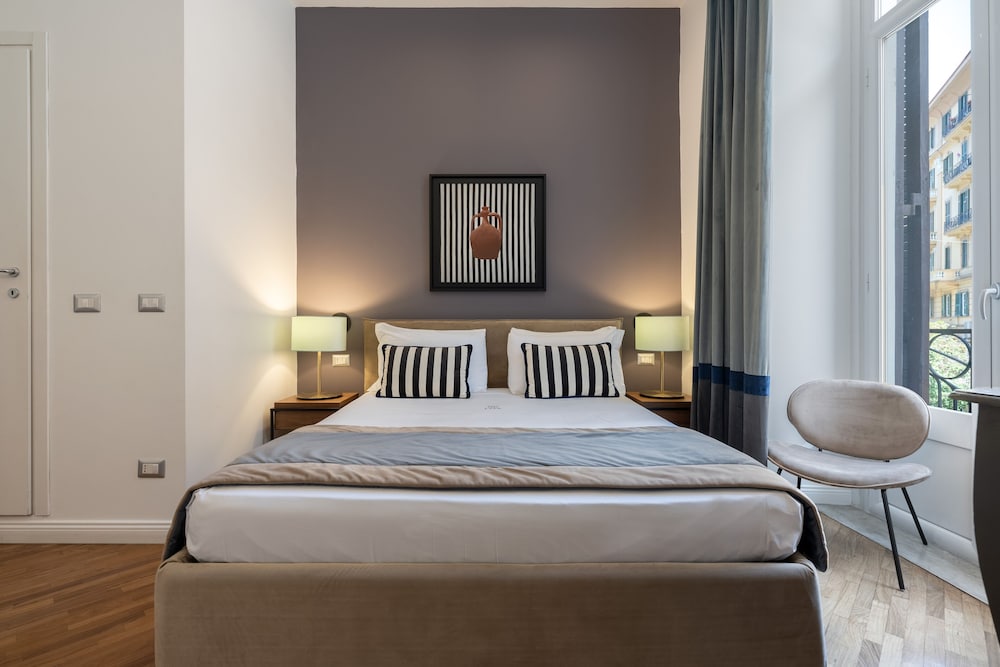 Bed & Sleeping Area