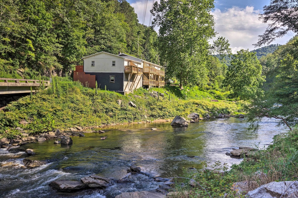 Modern, Dog-friendly Getaway on Cane River!