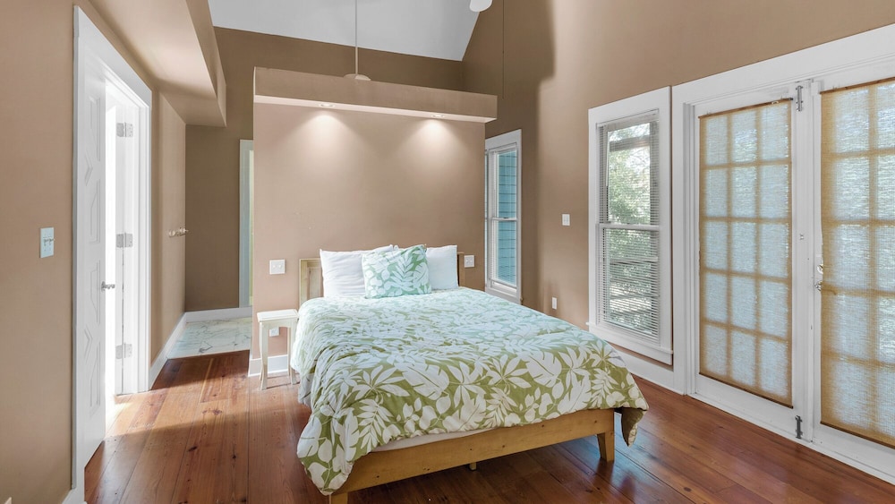 Old Seagrove Next to Seaside- Quiet Area & Vintage Charm, Backs to Canal view 5