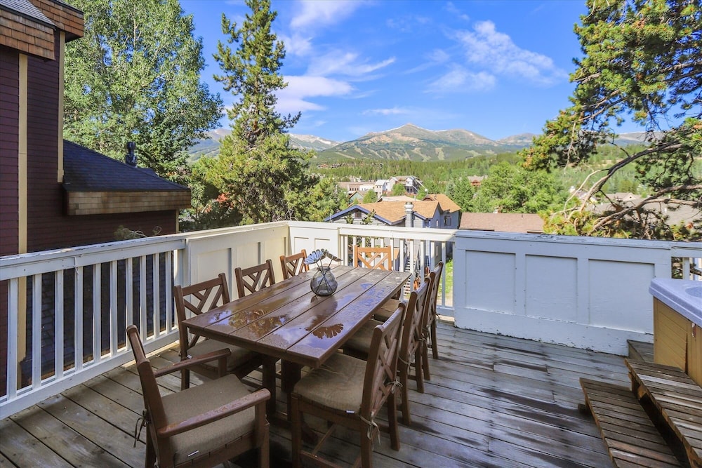 Ridge Street Lookout 4 Bedroom Home by RedAwning