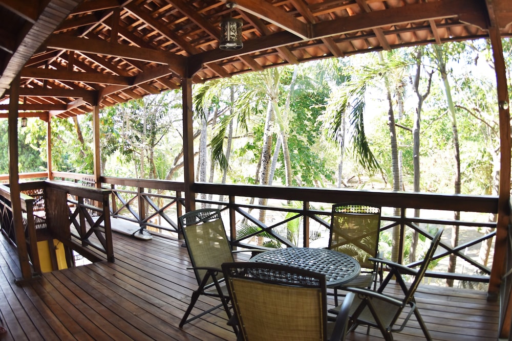 Casa Aura Beachfront Premium Hostel
