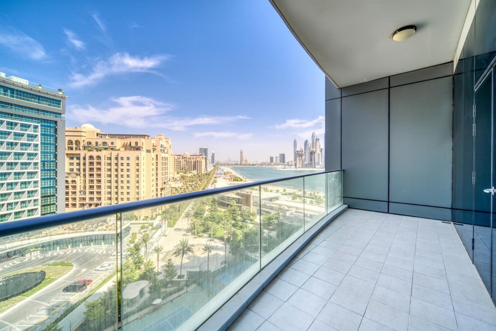 Modish Palm 3BR w Private Balcony Beach Access