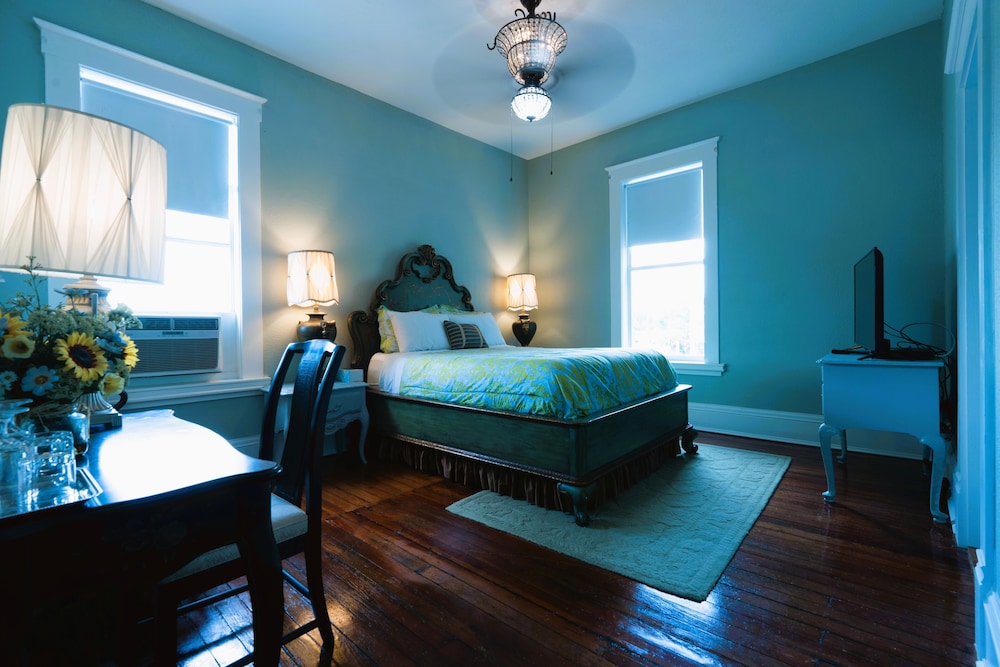 Oak Tree Hotel