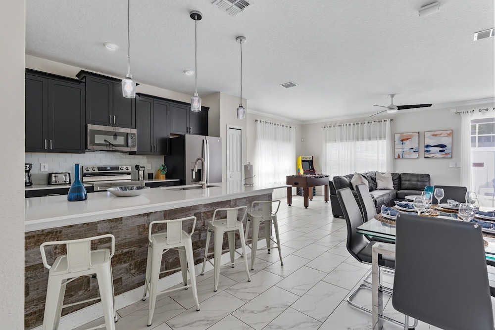 Modern 5BR Retreat Pool Water Park More