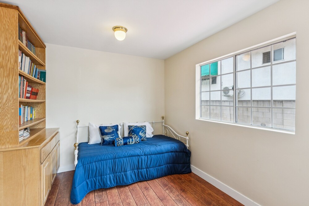 Russell House Near Hollywood & Griffith Park 3 Bedroom Home