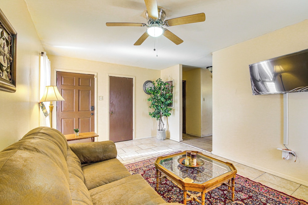 17 Mi to Dtwn Memphis: Townhome w/ Fenced Yard!