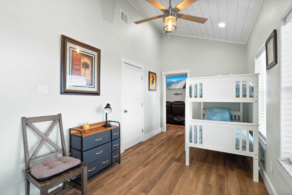 Laguna Sunrise Water Views, Private Pool + Minutes to Padre Island & Beaches