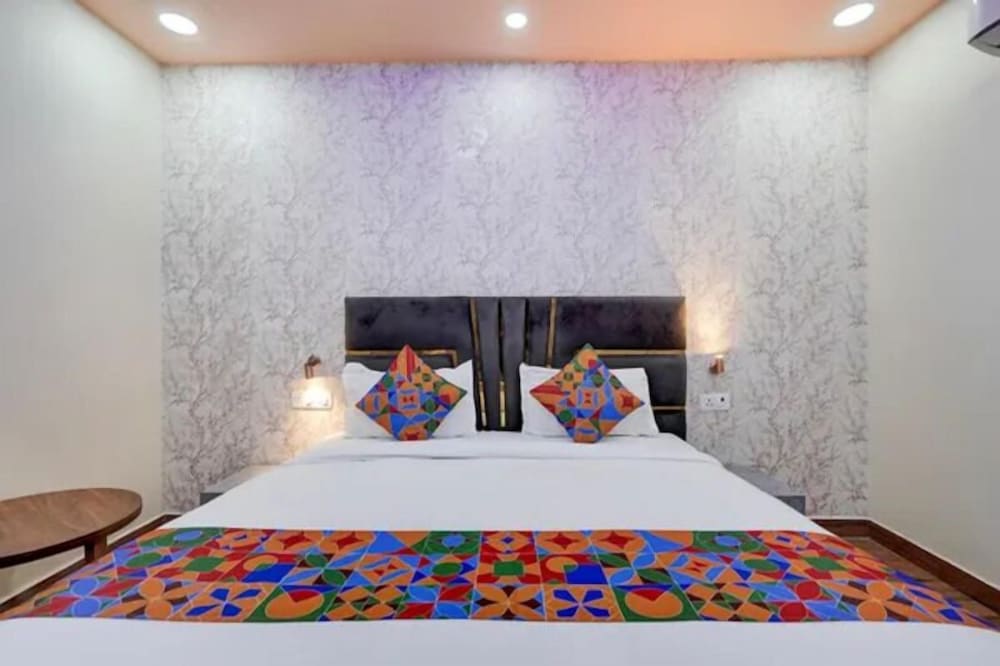Fabhotel Raas Plaza