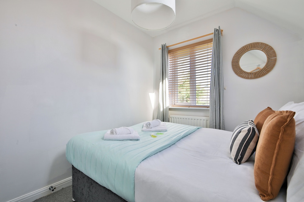 2 Bed House Near Beach with Free Parking