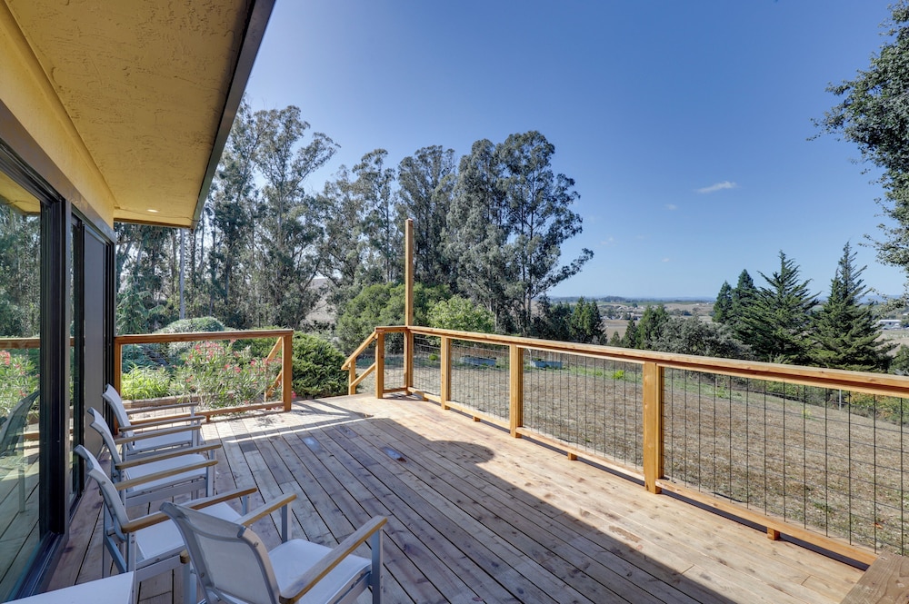 Private Pool & Large Deck: Modern Cotati Villa!