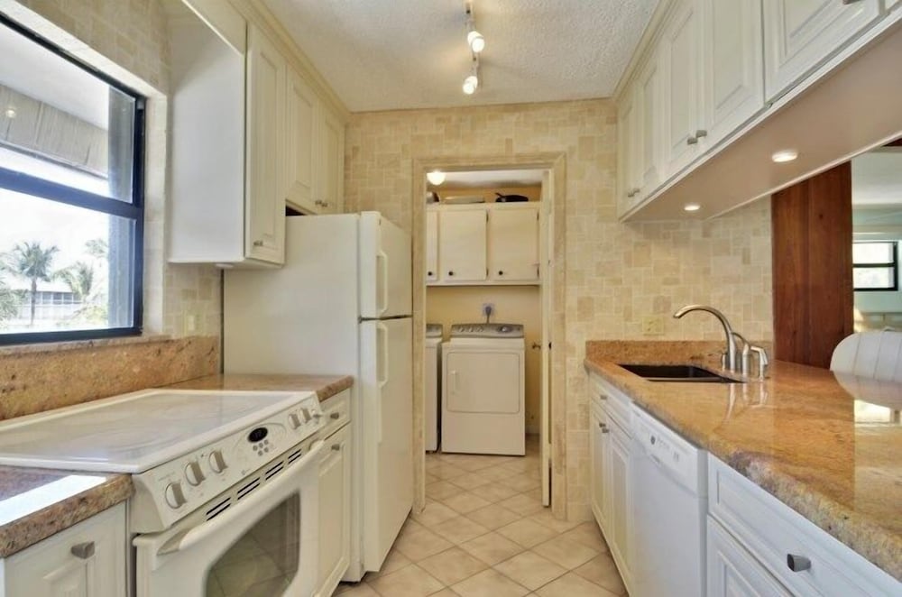 Beautiful 2 bedroom with Boat Slip 2 Home by RedAwning view 4