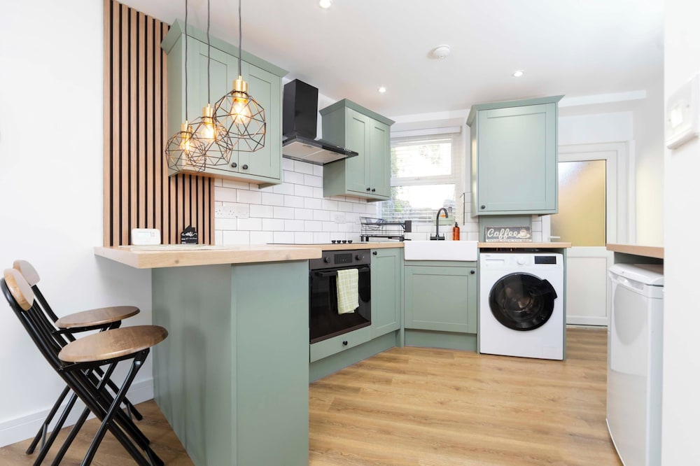 Cosy-cute Miner's Cottage on the Taff Trail