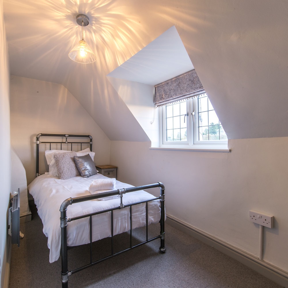 Cosy 2 Bedroom Cottage With Log-burner & Parking view 5