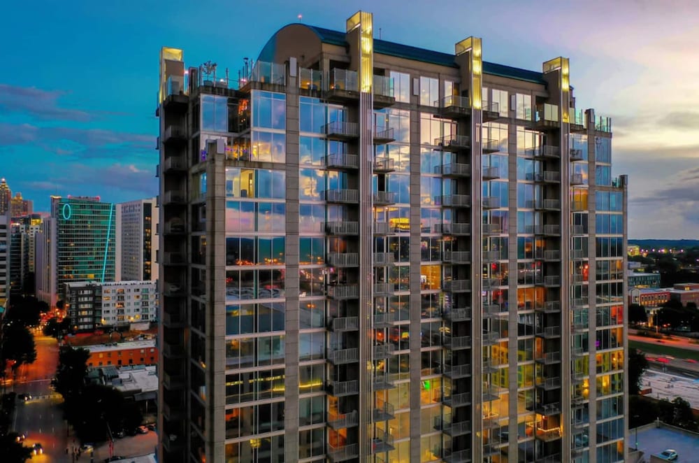 Mid-town Luxury Apt High Rise Gym Pool Parking