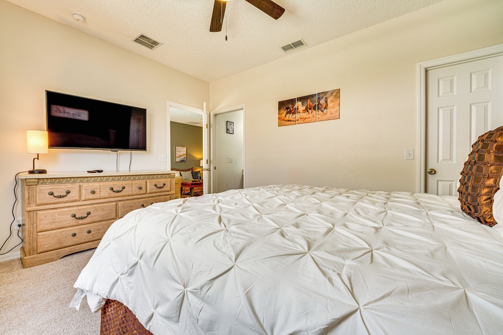 11 Mi to Disney: Home w/ Pool in Davenport!