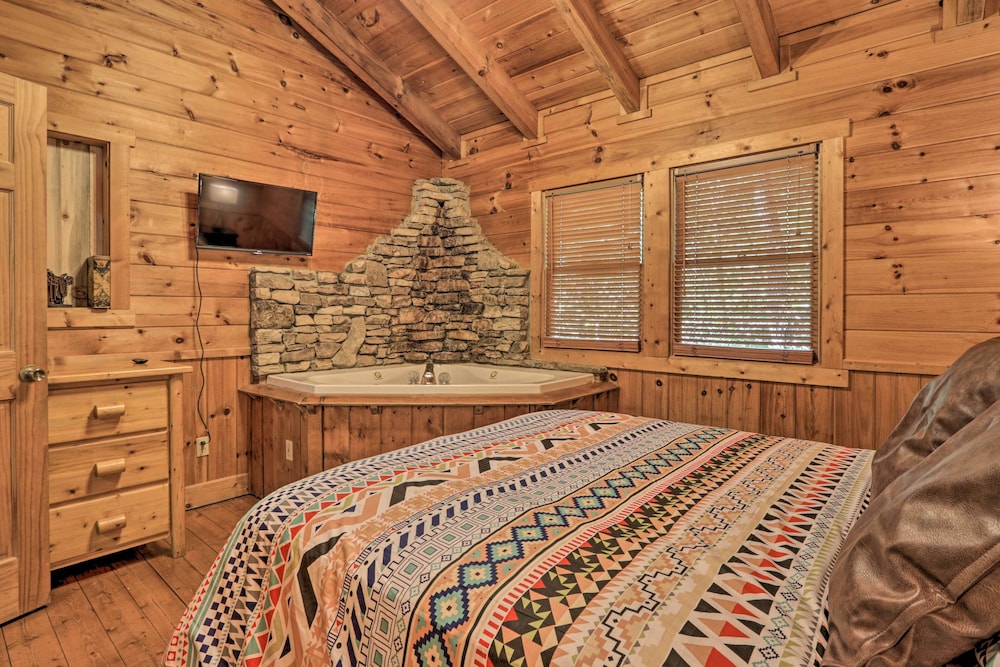 Cabin w/ Hot Tub + Deck, 3 Mi to Pigeon Forge view 4