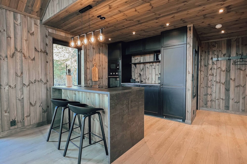 Modern Mountain Cabin - Outdoor Hot Tub - 8 Beds