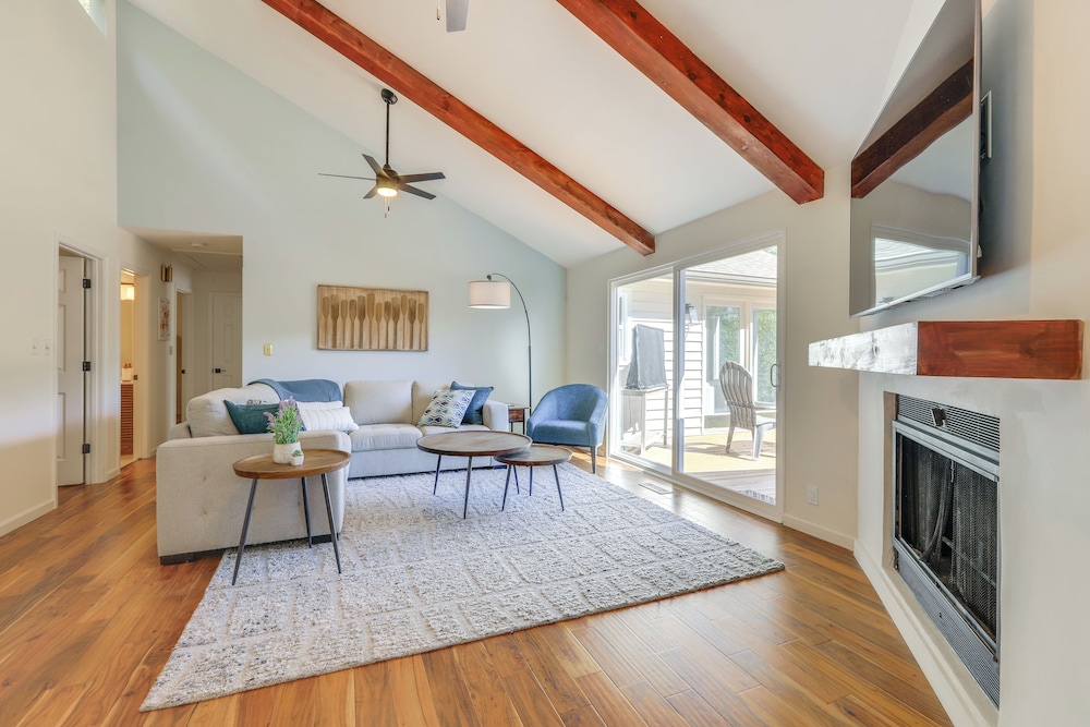 Fire Pit & Kayaks: Lake Oconee Waterfront Escape!