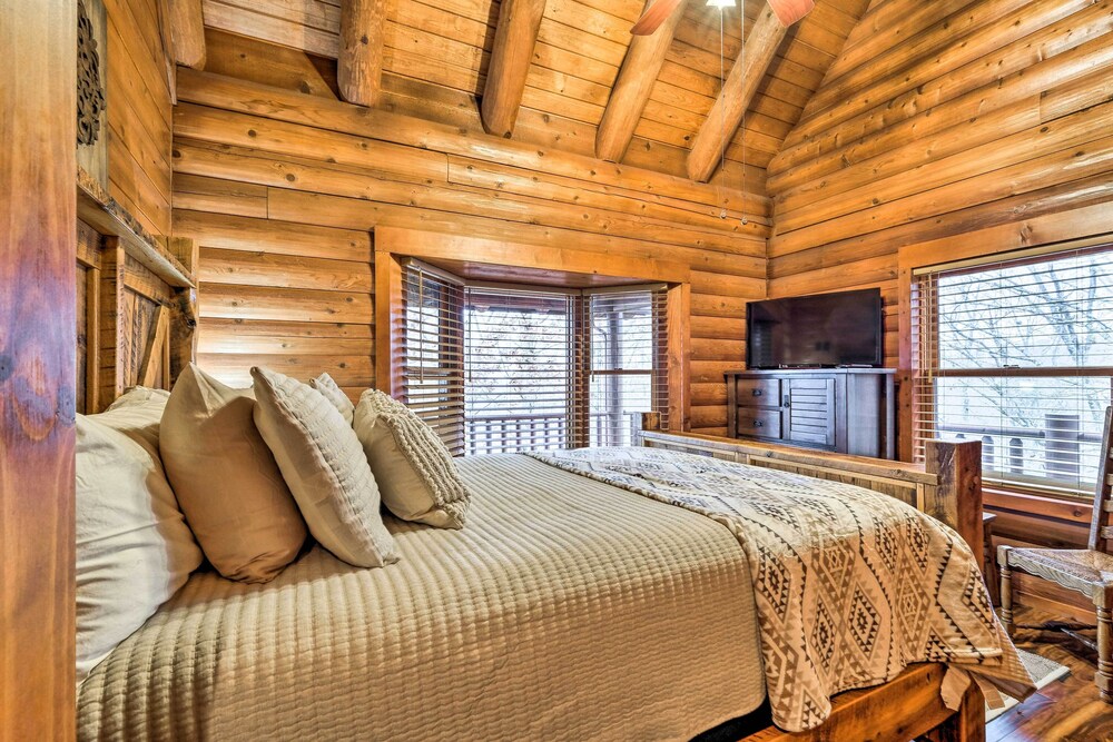 Private Eureka Springs Cabin w/ Beaver Lake Views!