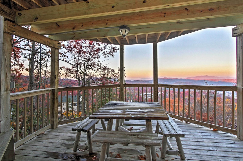 Hot Tub & Mtn Views: Scenic Cabin in Gatlinburg!